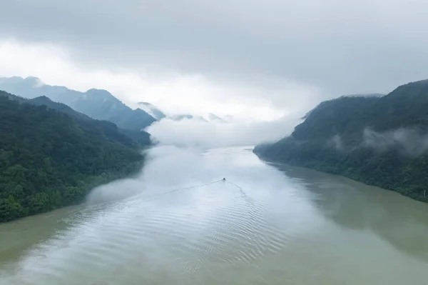 Légi Kilátás Gyönyörű Fuchun Folyó Eső Után Hangzhou Város Zhejiang — Stock Fotó