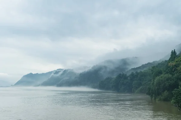 Ethereal Cloud Fog Beautiful Fuchun River Rain Prowincja Zhejiang Chiny — Zdjęcie stockowe