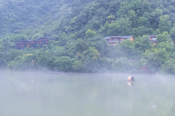Гарне Місце Річці Фучунь Туманні Будинки Березі Річки Місто Ханчжоу — стокове фото