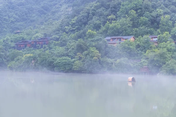 Mooie Fuchun Rivier Scene Mistige Huizen Aan Rivier Hangzhou Stad — Stockfoto