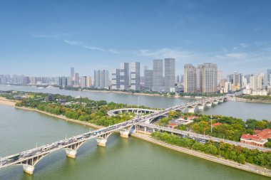 Güzel Changsha şehrinin hava manzarası ve Xiang nehri üzerindeki köprü, Hunan bölgesi, Çin