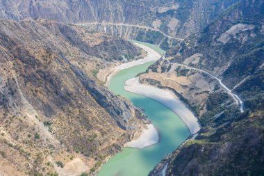 Güzel Nujiang nehri manzarası, Chayu ilçesi, Nyingchi şehri, Tibet, Çin