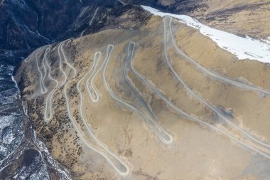 Engebeli yolun havadan görünüşü, Banbar ilçesinde dolambaçlı dağ yolu, Qamdo şehri, Tibet özerk bölgesi, Çin