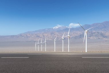 Batı yabanda yol ve rüzgar enerjisi, Qinghai bölgesi, Çin 