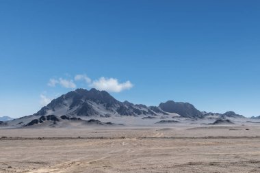 Batı vahşi doğası, mavi gökyüzüne karşı, arka planda.