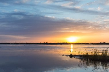 Gansu, Çin 'deki Jiuquan uydu fırlatma merkezinin yakınında, Kara Nehir' in üzerinde güzel bir gündoğumu gökyüzü.