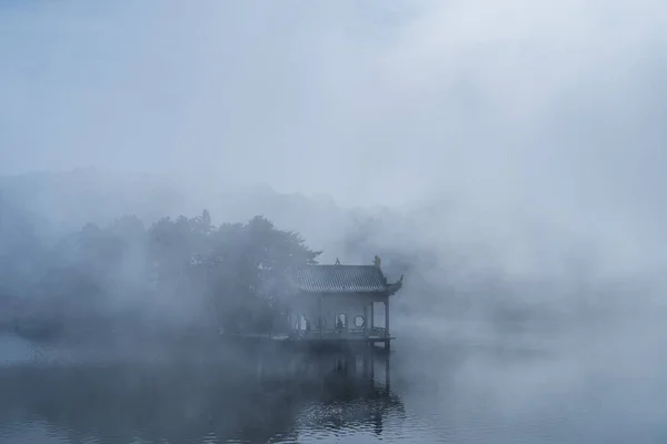 Traditioneel Paviljoen Aan Meer Mist Prachtig Weelderig Berglandschap China — Stockfoto