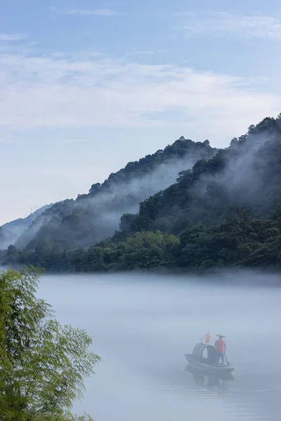 Piękny Mglisty Krajobraz Rzeki Wczesnym Rankiem Zixing City Prowincja Hunan — Zdjęcie stockowe