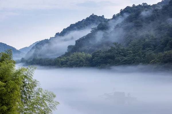 Petit Paysage Brumeux Rivière Dongjiang Bateau Pêche Traditionnel Dans Brume — Photo