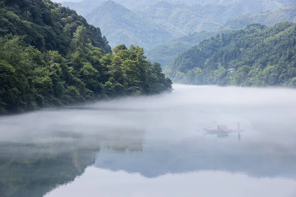 Cast Fishing Net Foggy River Beautiful Dongjiang Lake Landscape Morning — Stock Photo, Image