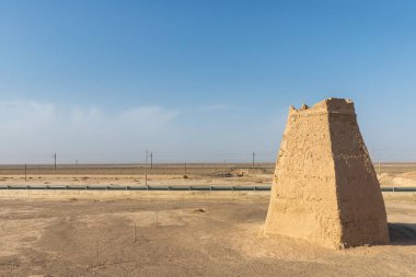 Modern otoyolun yanındaki antik işaret kulesi mavi gökyüzü, Dunhuang şehri, Gansu bölgesi, Çin.