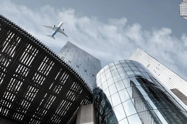 Edificio Moderno Con Avión Contra Cielo Azul Negocio Abstracto Fondo —  Fotos de Stock