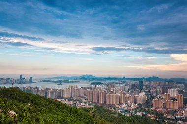 güzel sahil şehri olan xiamen alacakaranlıkta