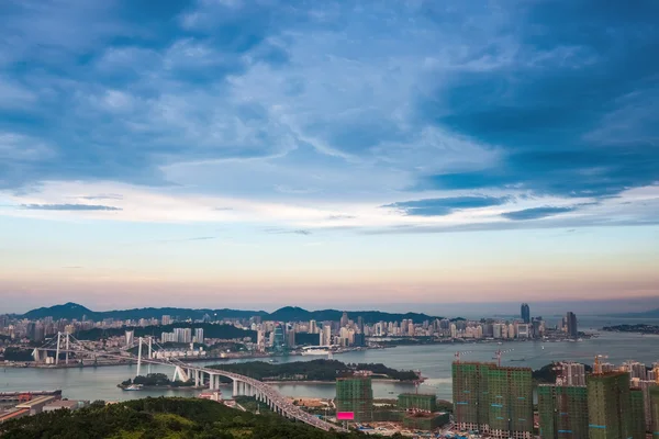 Luchtfoto van xiamen in de schemering — Stockfoto