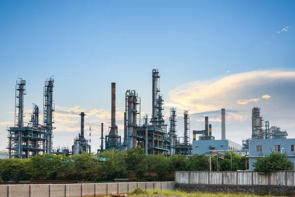 Petrochemical plant skyline at dusk — Stock Photo, Image