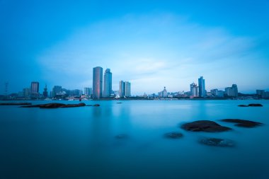 Xiamen alacakaranlıkta manzarası