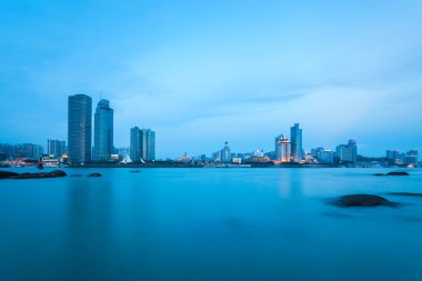 Xiamen şehir manzarası içinde akşam vakti