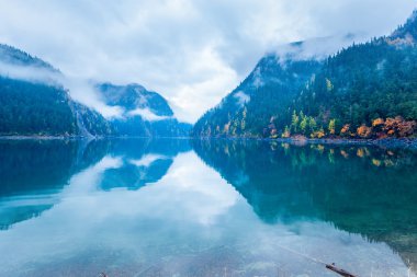 uzun göl sonbahar jiuzhaigou içinde