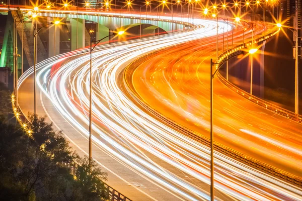 Sentiers lumineux sur le pont la nuit — Photo