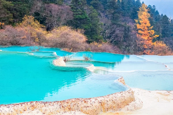 Hermoso agua clara con estanque de calcificación azul — Foto de Stock