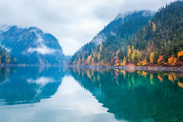 Vackra långa sjön i höst jiuzhaigou — Stockfoto