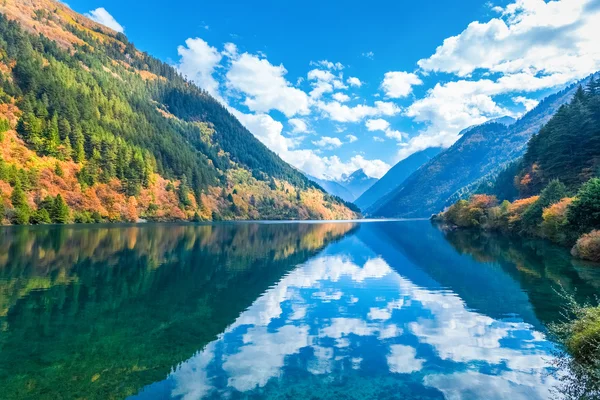 秋の九寨溝の美しいサイ湖 — ストック写真