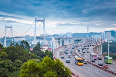 alacakaranlıkta yoğun trafiği olan Xiamen haicang Köprüsü