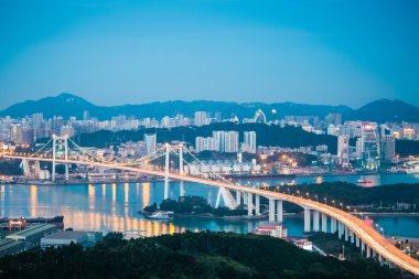 xiamen haicang Köprüsü gece'nün havadan görünümü 