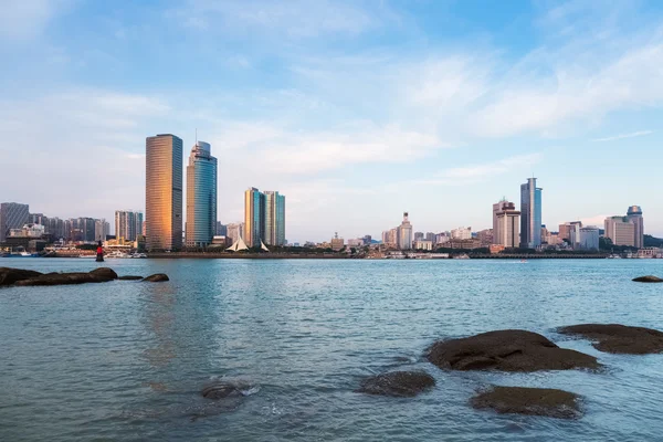Xiamen skyline i skymningen — Stockfoto