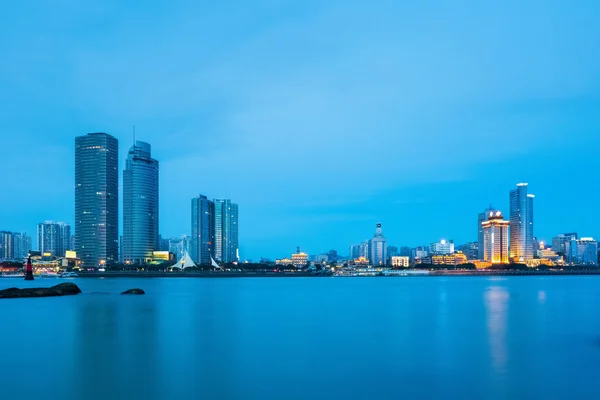 Xiamen skyline gros plan à la tombée de la nuit — Photo