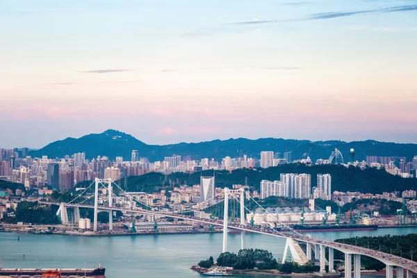 Xiamen haicang bridge i skymningen — Stockfoto