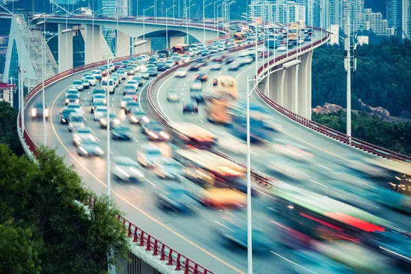 Traffico intenso primo piano sul ponte curva — Foto Stock