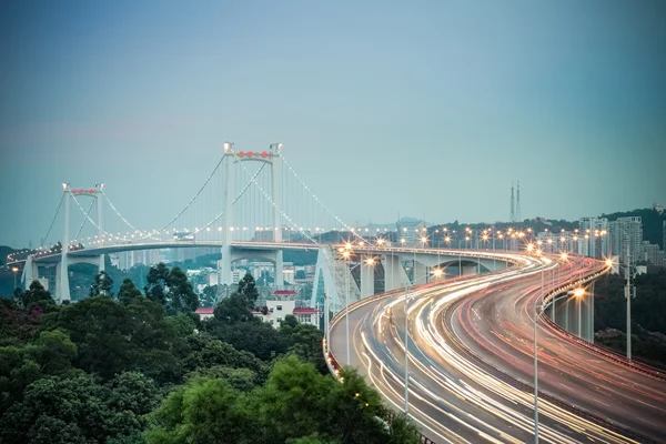 Schöne xiamen haicang-Brücke in der Dunkelheit — Stockfoto
