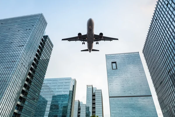 Flugzeuge und Bürogebäude — Stockfoto