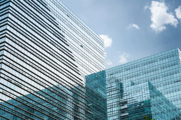 Rascacielos de cristal moderno bajo el cielo azul —  Fotos de Stock