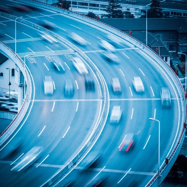 Sfocatura del movimento dell'auto sul ponte di avvicinamento — Foto Stock