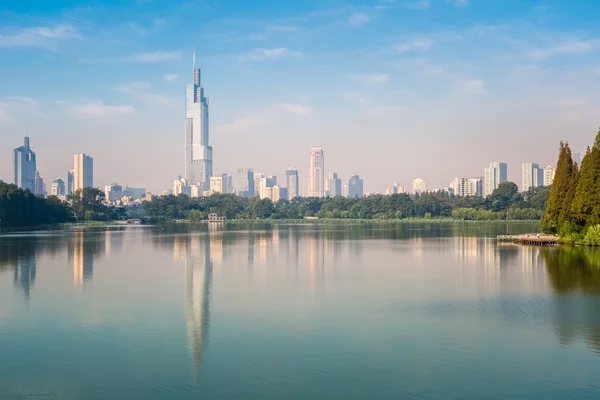 Moderno edificio de la ciudad reflejado en el lago —  Fotos de Stock