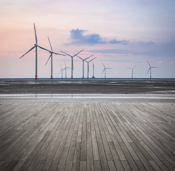 Parques eólicos offshore ao entardecer — Fotografia de Stock