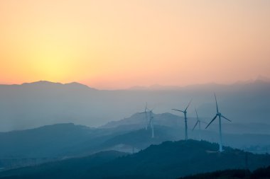 Rüzgar Çiftliği uzak Dağları ile