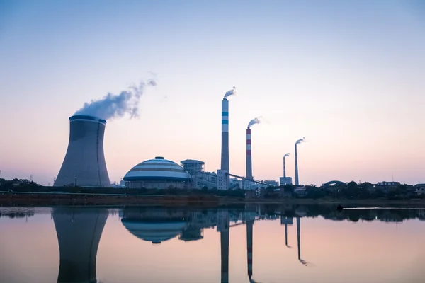 Central eléctrica en el crepúsculo — Foto de Stock