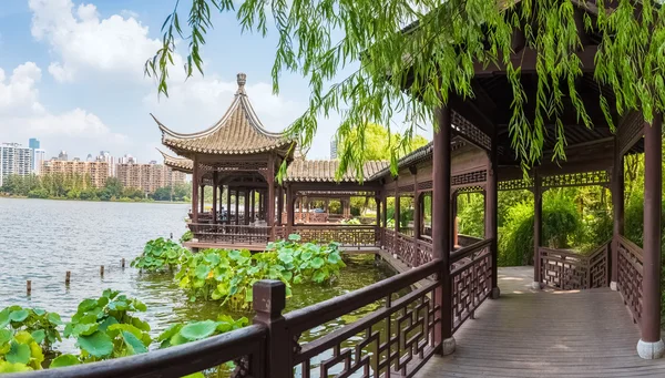 Corredores tradicionais chineses no lago — Fotografia de Stock