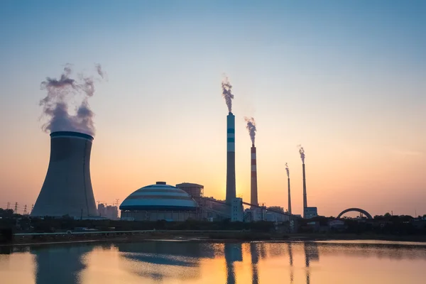 Central eléctrica de carbón al atardecer — Foto de Stock