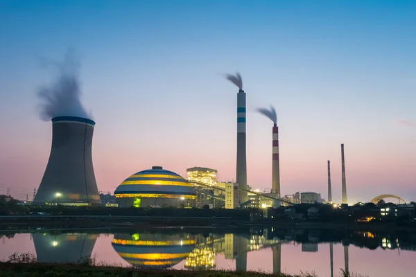 Central eléctrica de carbón al anochecer — Foto de Stock