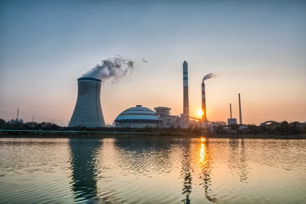 Centrale elettrica con il sole al tramonto — Foto Stock