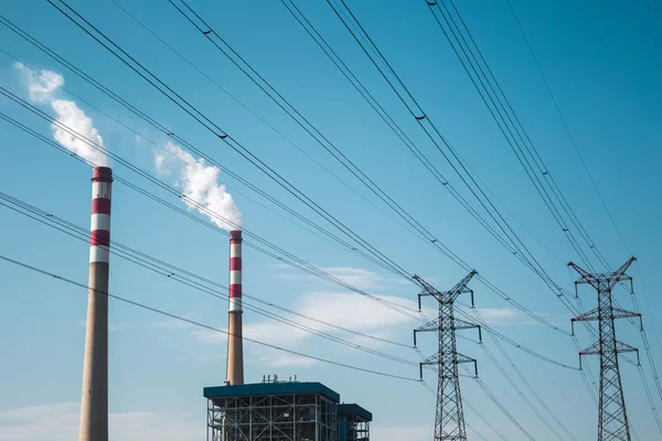 Тепловая электростанция против голубого неба — стоковое фото