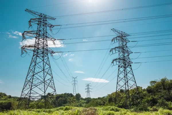 Electricity pylon against a blue sky — Stock Photo, Image