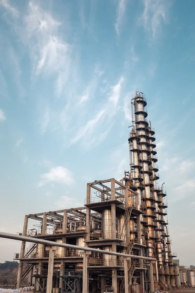 Chemiefabrik vor blauem Himmel — Stockfoto