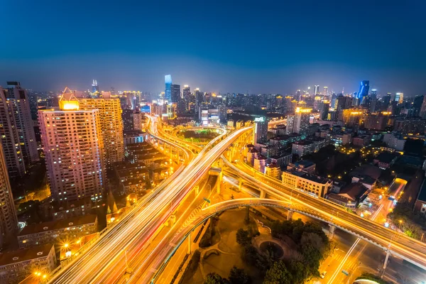 Kruising van de weg van de stad bij nacht — Stockfoto