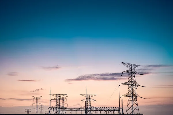 Torre de energía silueta —  Fotos de Stock