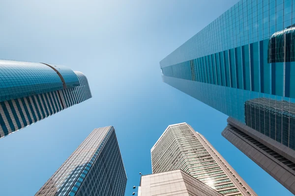 Edificio per uffici sotto il cielo blu — Foto Stock